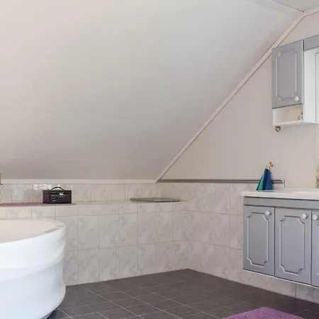 Four Bedroom Holiday In Tyssebotnen *